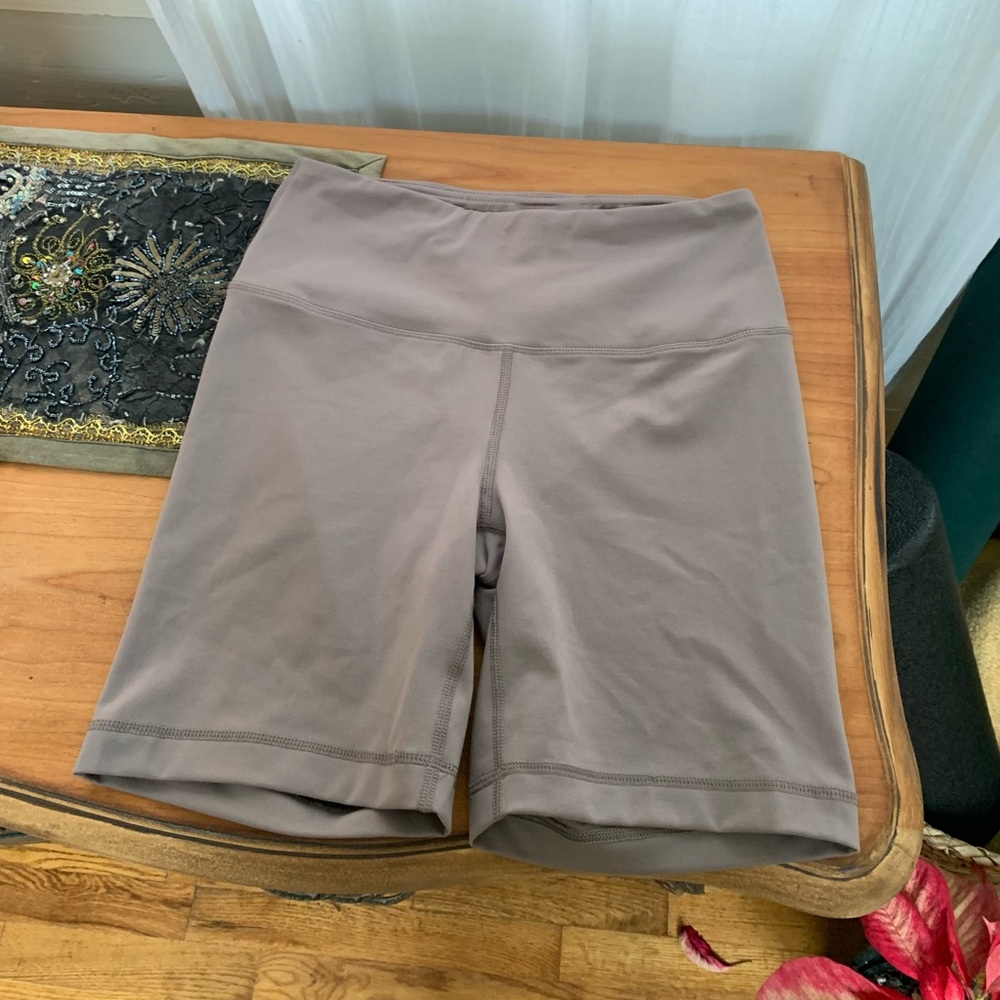 Yogalicious Lux Bike Shorts in a lovely Taupe 🤍